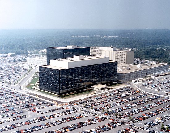 NSA:n päämaja parkkipaikkoineen
