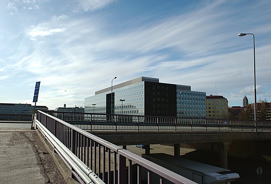 Opetushallituksen rakennus siltaa vasten kuvattuna
